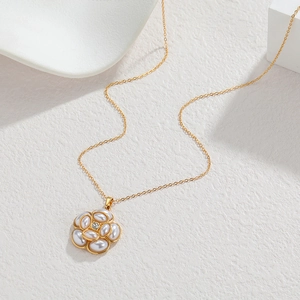 Collier en acier inoxydable plaqué or 18k avec pendentif camélia en perles et zircon
