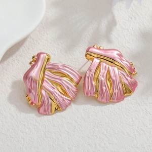 Boucles d'oreilles vagues plaquées or 18 carats avec émail rose et texture de luxe minimaliste