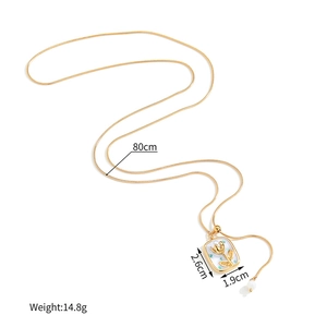 Detail of vintage flower pendant necklace with size dimensions 80cm chain and 14.8g weight