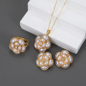 Collier Boucles D'oreilles Et Bague Fleur De Camélia Acier Inoxydable Plaqué Or 18K Imitation Künstliche Perle Zircon Vintage Femmes