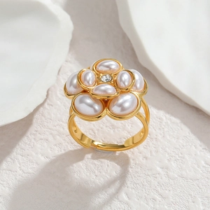 Bague camélia élégante plaquée or 18k avec pétales en perles blanches et anneau ouvert