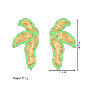 Détails des dimensions de 4,8cm et boucles d'oreilles feuilles dorées 18k avec émail vert
