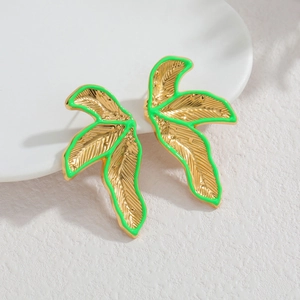 Boucles d'oreilles feuilles dorées 18k avec bords en émail vert et veines ciselées