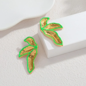 Boucles d'oreilles feuilles en acier doré 18k avec émail vert de style artistique