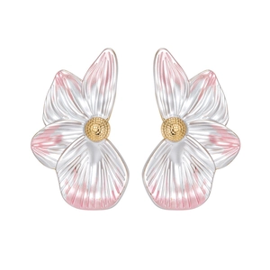 3D floral earrings with 18k gold center and pink gradient petals in a luxury design