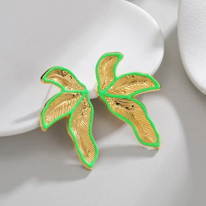 Boucles d'oreilles feuilles en acier plaqué or 18k avec émail vert style tropical