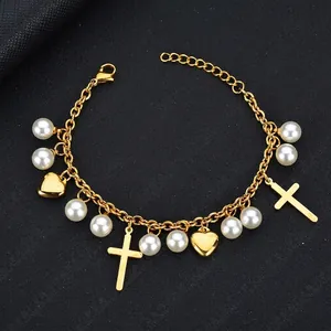Bracelet chaîne dorée bohème avec perles blanches, cœurs dorés et pendentifs croix
