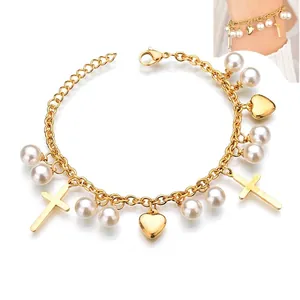 Bracelet bohème doré avec perles, pendentifs cœur et croix sur une chaîne à maillons