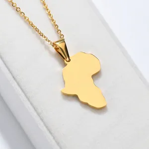Collier avec pendentif carte de l'Afrique plaqué or 18K sur fond blanc texturé
