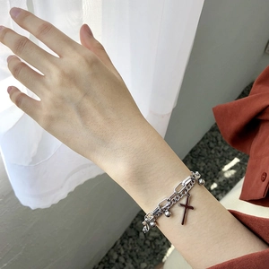 Bracelet double rang en acier titane argenté avec pendentif croix et perles