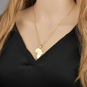 Collier carte Afrique en acier plaqué or 18K avec noms de villes sur mannequin