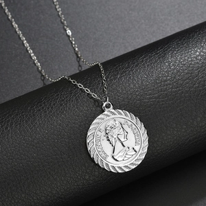 Silberne mehrlagige Kette mit Elizabeth II Münzanhänger auf schwarzem Ledermaterial
