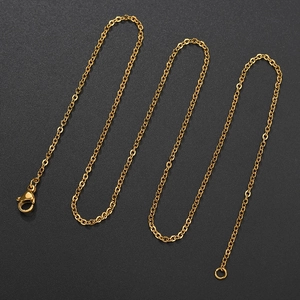 Detail of 18k gold-plated 304 stainless steel cable chain with a lobster clasp closure