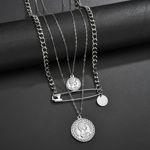 Detailansicht der mehrlagigen Silber-Münzkette mit Panzerkette und Nadelanhänger