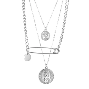 Drelagiges silbernes Halsketten-Set mit Sicherheitsnadel und Elizabeth II Münzanhängern