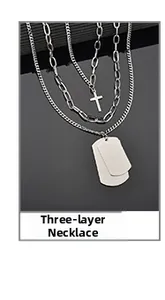 Dettaglio collana a tre strati con ciondolo a croce d'argento e piastrine militari