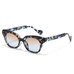Chic cat eye sunglasses featuring unique marble texture frames and gradient lenses