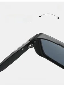 Détail macro de la charnière métallique robuste et de la texture du cadre noir mat des lunettes