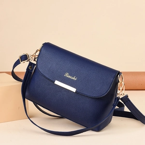 Minimalistische marineblaue Leder-Umhängetasche mit eleganter Gold-Schnalle und Logo