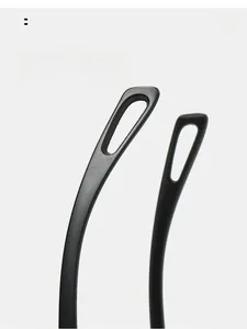 Détail des branches noires mates courbées avec embouts antidérapants pour plus de confort