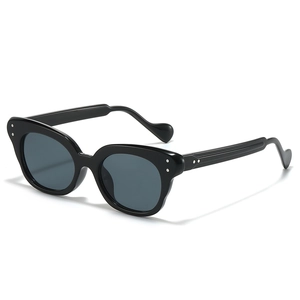 Fashion cat eye sunglasses for women with black frame and unique wavy temples