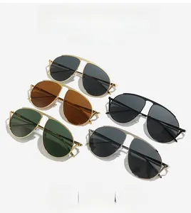 Détail de lunettes aviateur avec monture en métal et divers coloris de verres