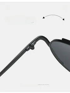 Détail de la charnière métallique robuste sur la monture de lunettes aviateur noires