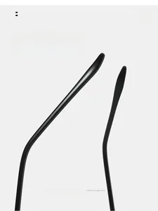 Détail des branches de lunettes noir mat avec design ergonomique incurvé et logo de marque