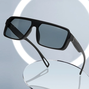 Lunettes de soleil carrées noir mat avec verres gris et branches en métal argenté