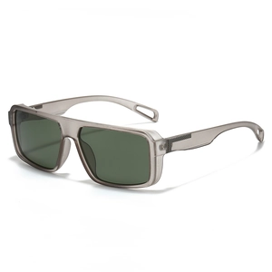 Lunettes de soleil carrées modernes avec monture grise mate et verres vert foncé de profil