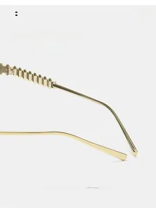 Detail of golden metal curved temples with ergonomic design for rimless sunglasses