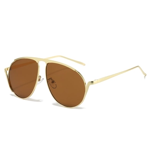Lunettes aviateur classiques avec monture en métal doré et verres bruns, vue de côté