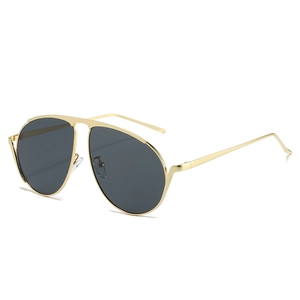 Lunettes de soleil aviateur oversize avec monture en métal doré et verres foncés