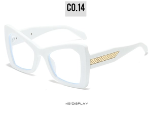 Vue à 45 degrés de lunettes œil-de-chat blanches avec détail en métal doré sur la branche