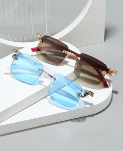 Détail de lunettes de soleil sans monture avec charnière léopard dorée et cristaux brillants