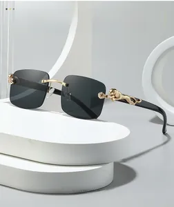 Détail de lunettes de soleil sans monture avec emblème de guépard doré sur les branches