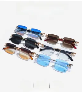 Détail de lunettes de soleil carrées sans monture avec léopard doré sur les branches