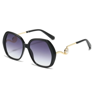 Trendige schwarze Sonnenbrille mit lila Verlaufsgläsern und Perlenverzierung am Bügel