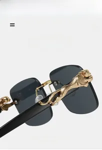 Détail de l'emblème léopard doré sur lunettes de soleil sans monture à branches souples