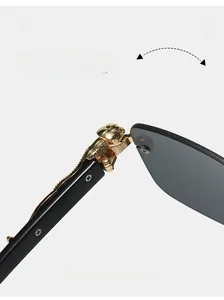 Détail de la charnière léopard dorée sur des lunettes de soleil carrées sans monture
