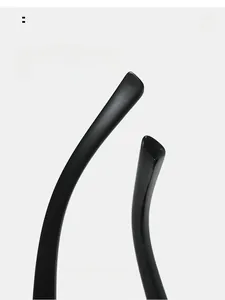 Détail des branches incurvées noir brillant pour lunettes de soleil sans monture