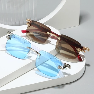 Lunettes de soleil carrées sans monture avec verres dégradés et branches léopard dorées