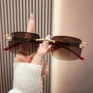Lunettes de soleil carrées sans monture pour hommes avec détails léopard dorés et verres