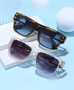 Détail de lunettes anti-lumière bleue rétro avec montures écaille et transparentes
