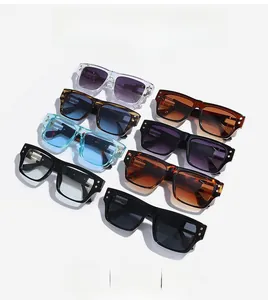 Vue détaillée de lunettes de soleil vintage carrées en divers coloris et motifs tendance