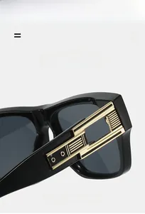 Détail de lunettes de soleil noires avec décor géométrique doré et cadre élastique