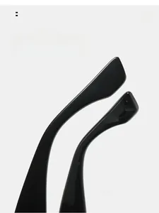 Gros plan des branches de lunettes noires brillantes avec design ergonomique courbé