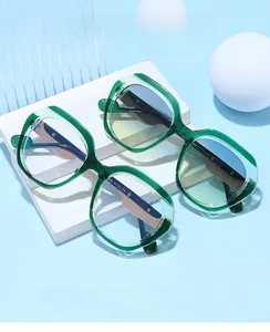 Détail macro montrant les spécifications de taille et montures vertes de ces lunettes