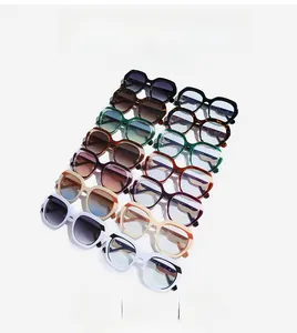 Grille de lunettes de soleil carrées en diverses couleurs et teintes de verres