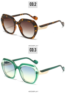 Détail de lunettes de soleil carrées avec montures écaille et vertes sous un angle de 45°
